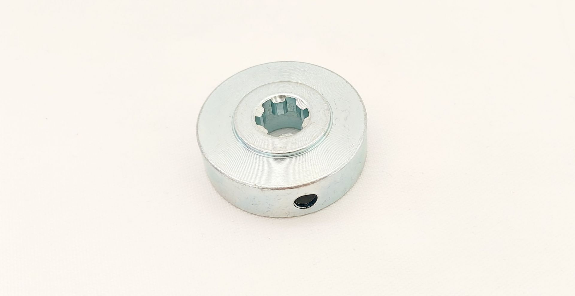 360255 podlozka za motorno koso prirobnica noz ZGORNJA OZOBLJENA PODLOŽKA ZA KOTNI PRENOS 6 ZOBOV, VIŠINA 14,5mm - Image 1